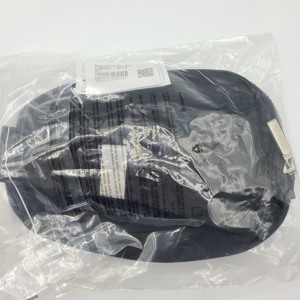 NWT Lululemon Everywhere Belt Bag in Black - Picture 4 of 5
